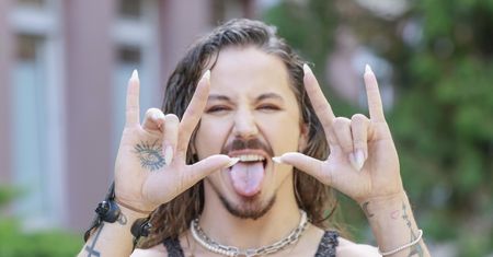 Michał Szpak wcale nie jest ateistą. Blisko mu do mniejszościowego wyznania