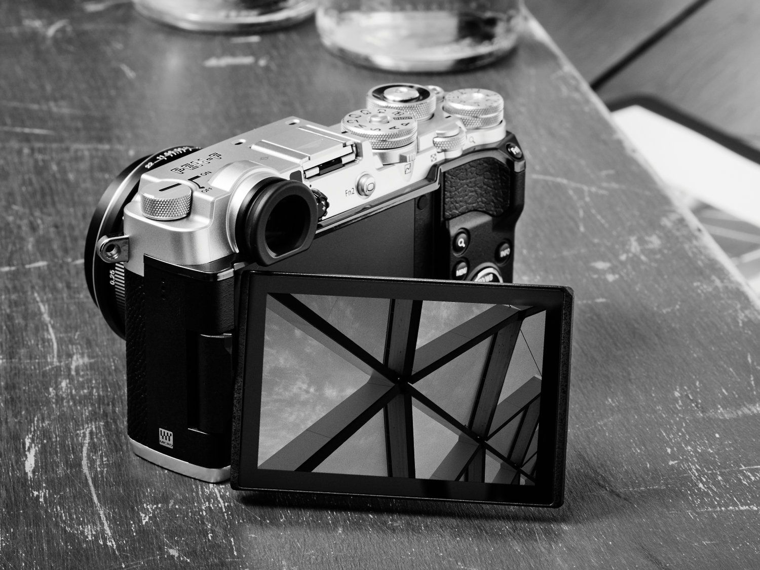 Olympus PEN-F - bezlusterkowiec, który rzeczywiście wygląda, jak aparat sprzed lat 5