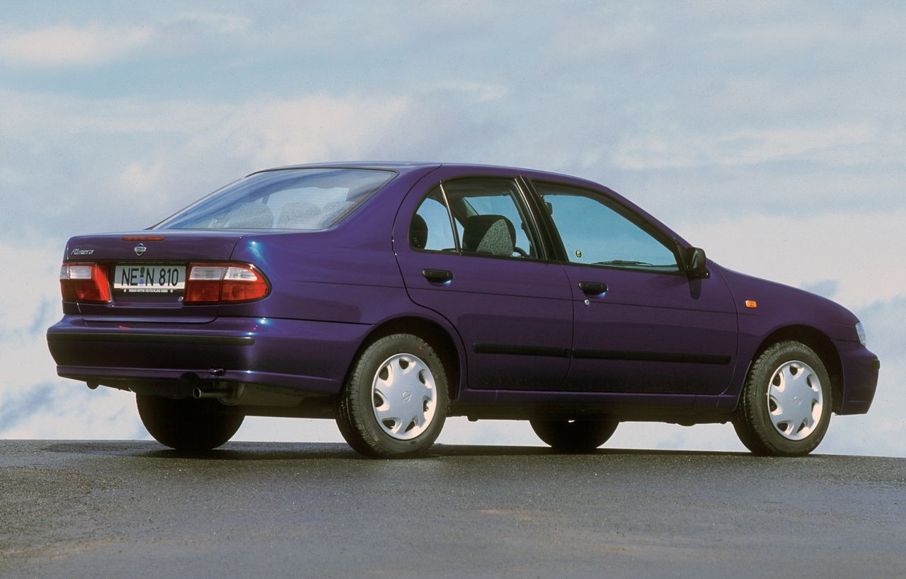 Nissan Almera N15 sedan