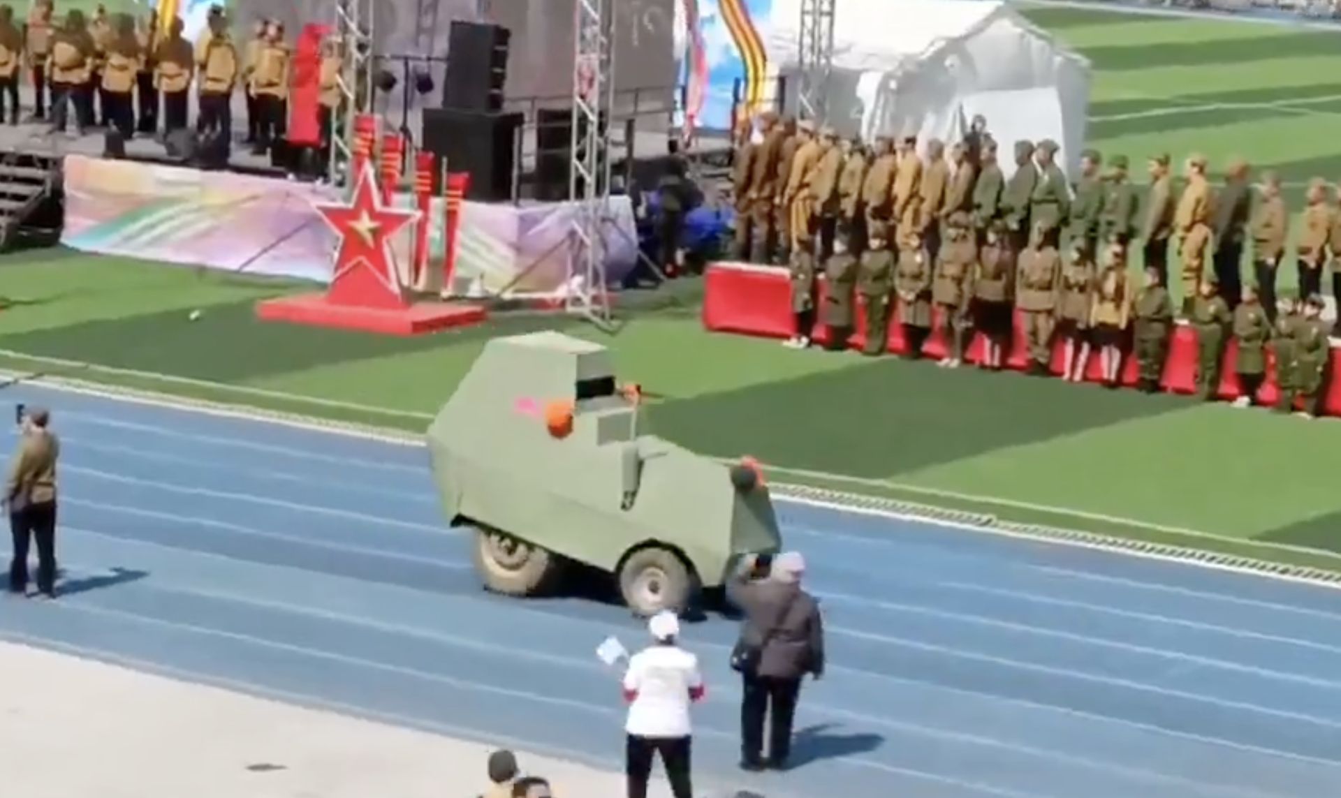 Obrazki z Rosji hitem sieci. Pojazdy z kartonu na defiladzie