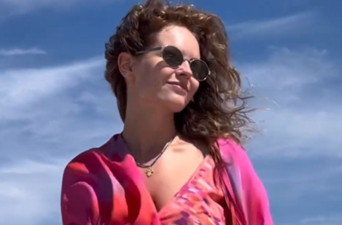 Olga Kalicka włożyła na plażę zwiewną sukienkę 