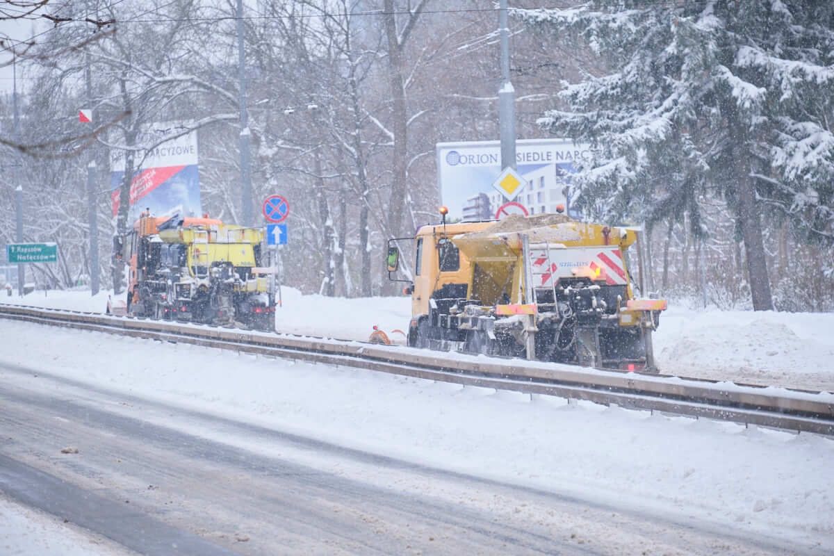 Pługosolarki odśnieżające ulice Lublina