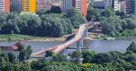 Most nad Narwią tańszy od warszawskiej kładki o 100 mln zł. Skąd ta różnica?