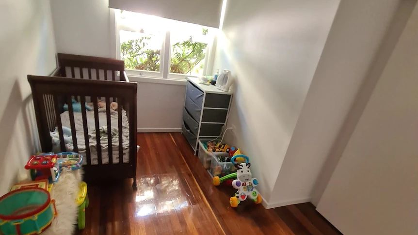 Zakrwawione niemowlę w łóżeczku. Okazało się, że pogryzł je szczur