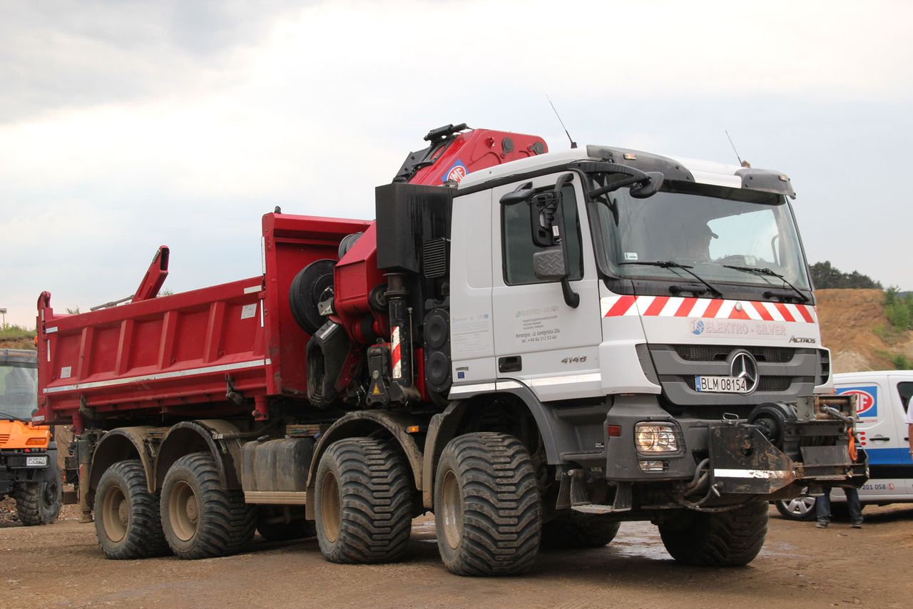 Wyciągarka hydrauliczna zamontowana na samochodzie ciężarowym