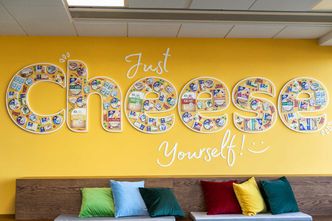 Biuro w mlecznych barwach. Pracę można połączyć z relaksem