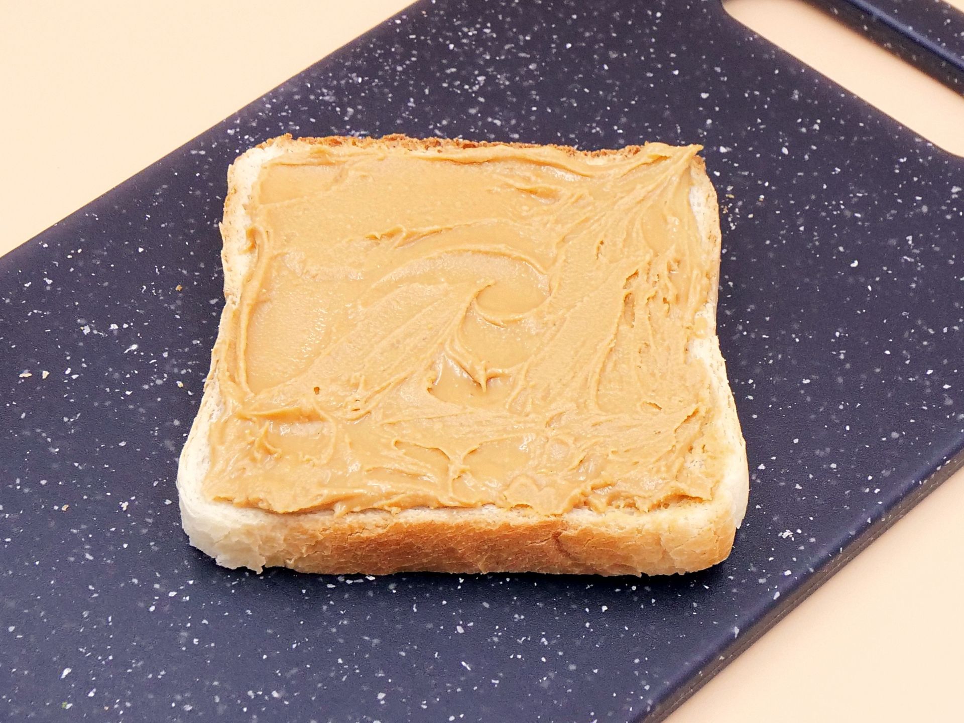 Tost z masłem orzechowym i mango przepis