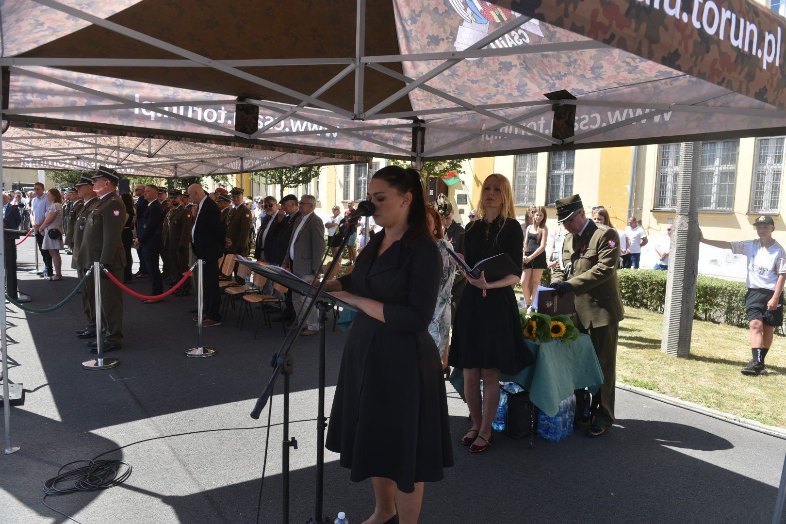 Przysięga wojskowa uczestników kolejnego turnusu &#34;Wakacji z wojskiem&#34; w Centrum Szkolenia Artylerii i Uzbrojenia w Toruniu