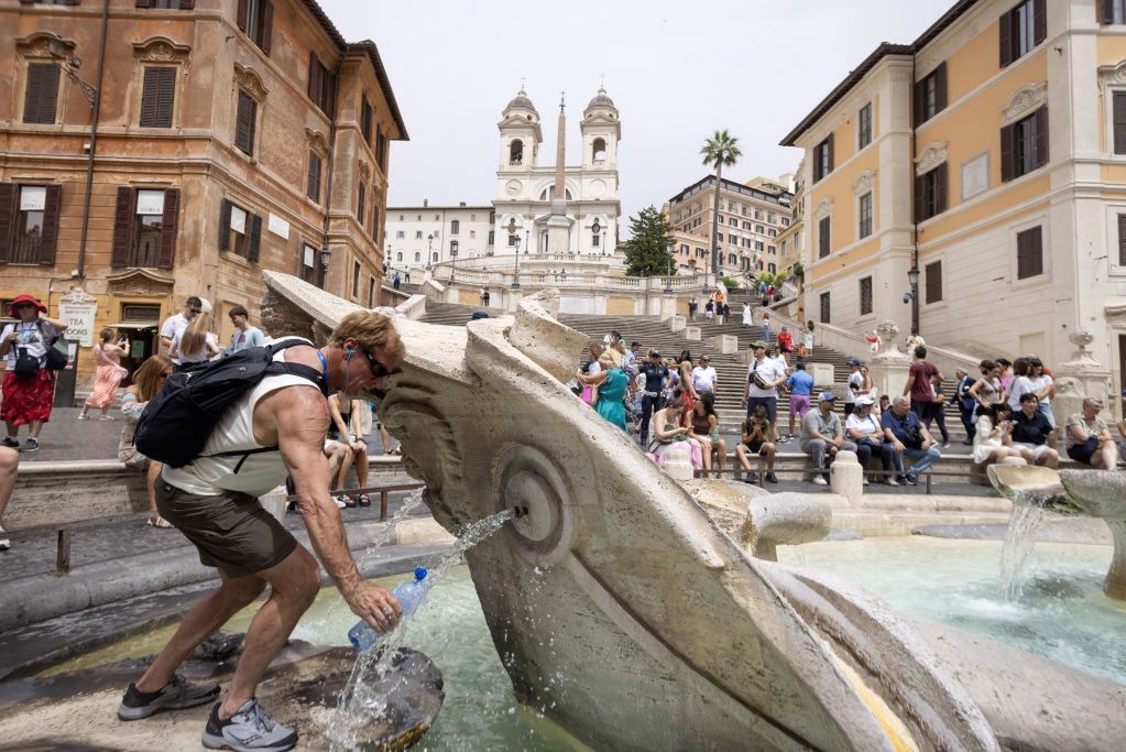 Heatwaves bother both residents and tourists.