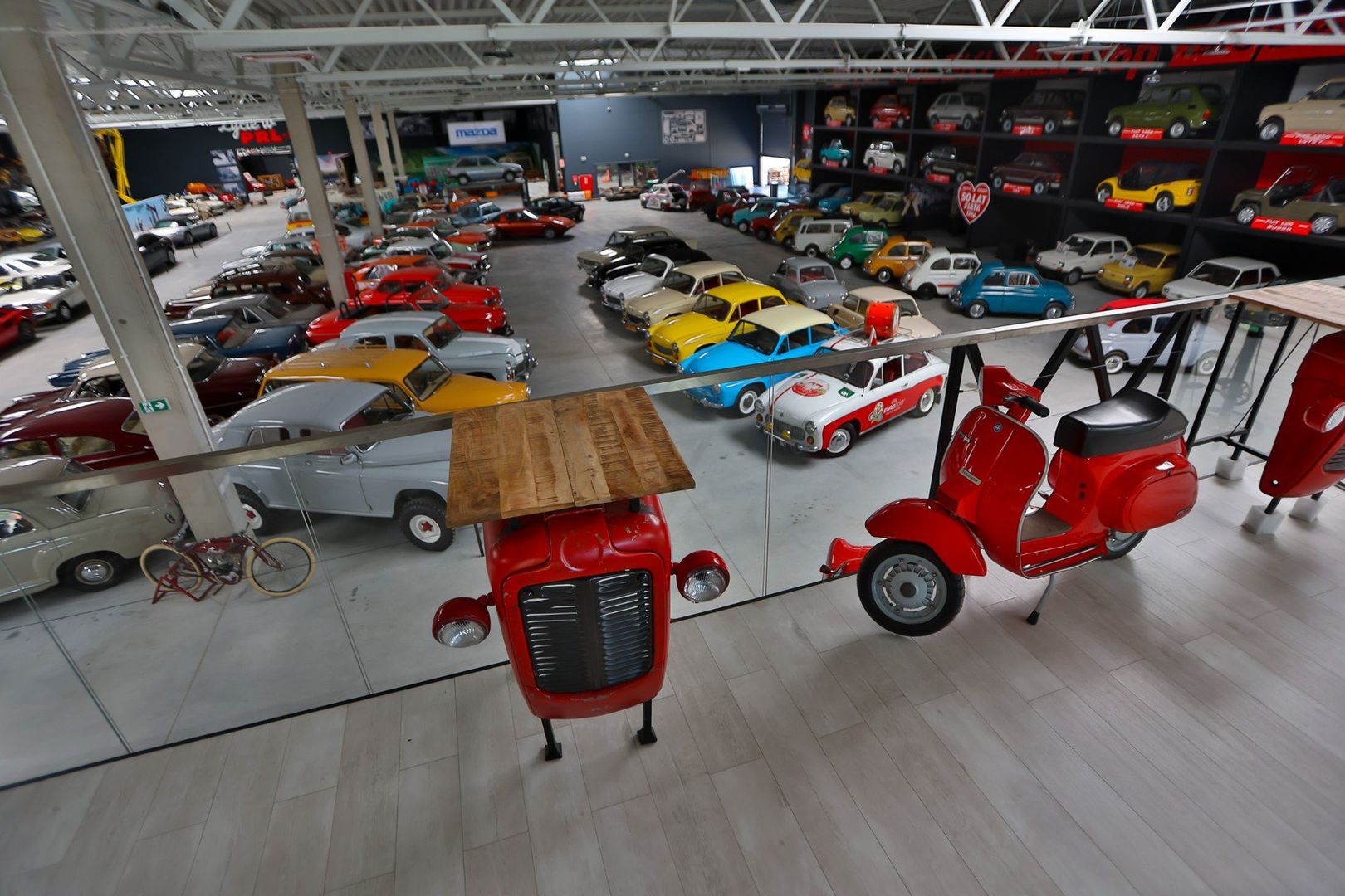Muzeum Motoryzacji Wena w Oławie to największe prywatne muzeum motoryzacyjne w Polsce i jedno z największych w Europie Środkowej. Na powierzchni 7 tys. mkw. zobaczyć można imponującą kolekcję blisko 300 zabytkowych samochodów, 150 motocykli oraz 100 rowerów. Ekspozycja obejmuje pojazdy z różnych epok, od klasyków przedwojennych po ikony PRL-u, takie jak Fiat 126p czy Mercedes-Benz W113 „Pagoda” .