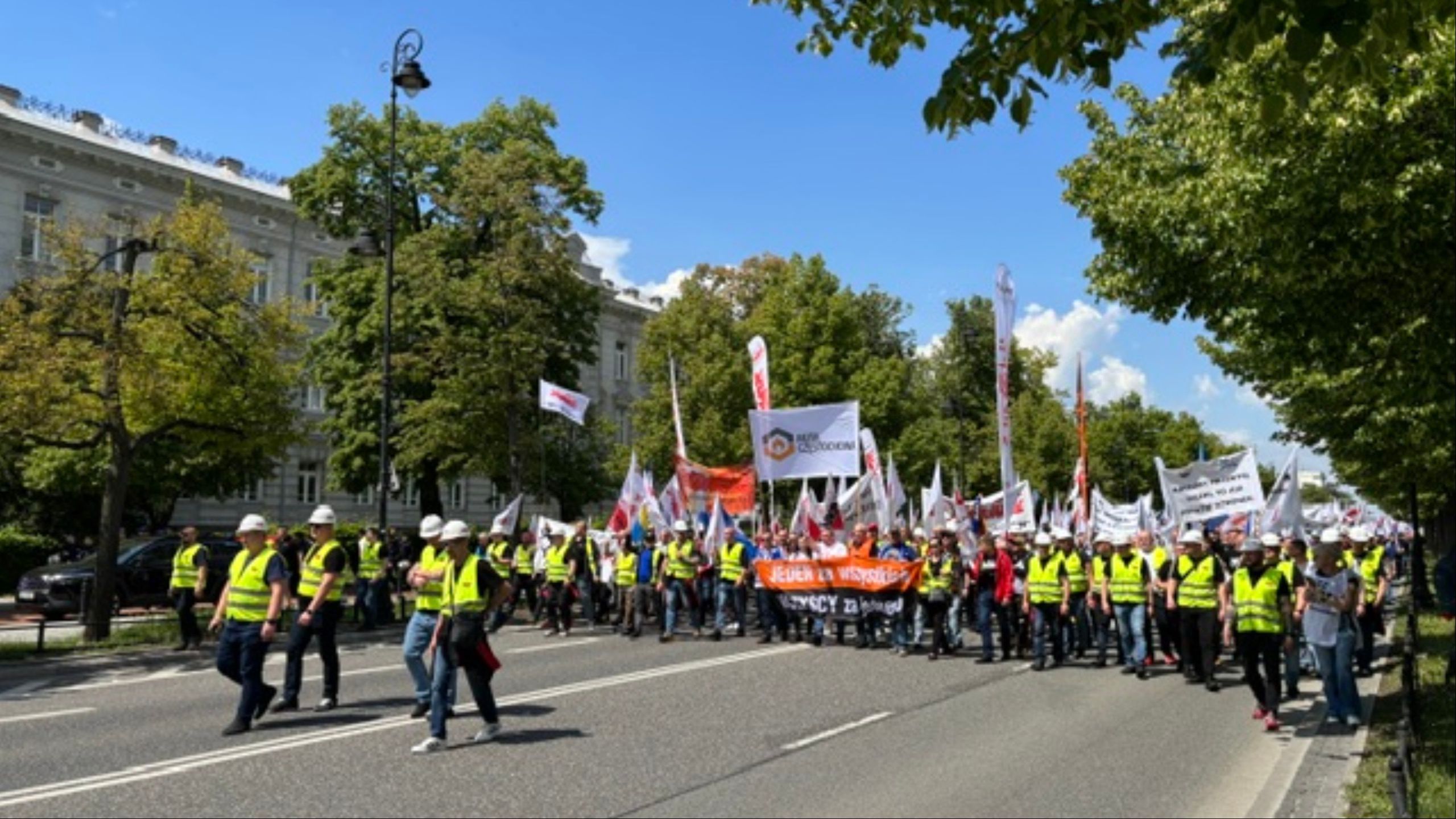 Uczestnicy protestu hutników zmierzający w stronie KPRM
