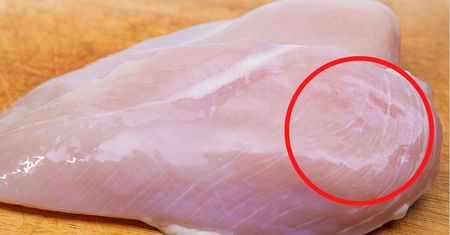 Widzisz w sklepie taką pierś kurczaka? Omijaj ją szerokim łukiem