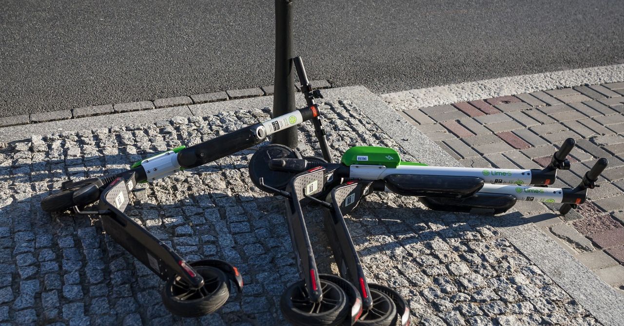 Koniec z hulajnogami byle gdzie. Warszawa zamierza z tym walczyć