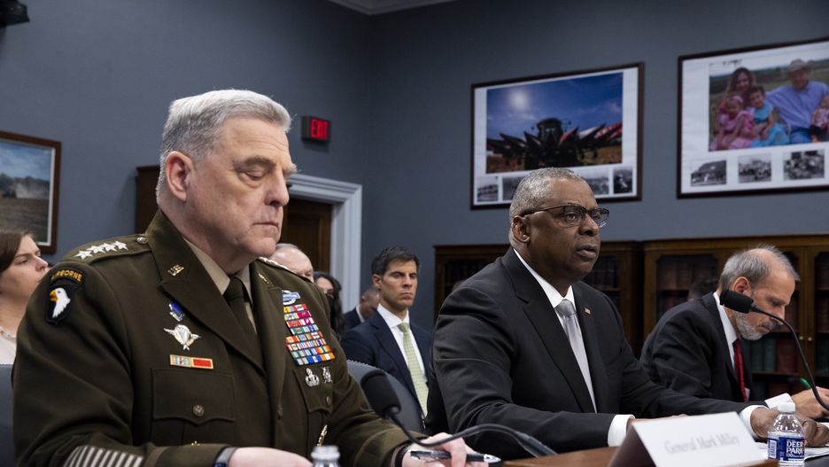 US Secretary of Defense Lloyd Austin (2-R) and Chairman of the Joint Chiefs of Staff Mark Milley (L) appear before the House Appropriations subcommittee hearing on the fiscal year 2023 Department of Defense, on Capitol Hill in Washington, DC, USA, 11 May 2022. US Secretary of Defense Lloyd Austin and Chairman of the Joint Chiefs of Staff Mark Milley faced questions from lawmakers on the current situation of the Russian invasion of Ukraine. EPA/MICHAEL REYNOLDS Dostawca: PAP/EPA.