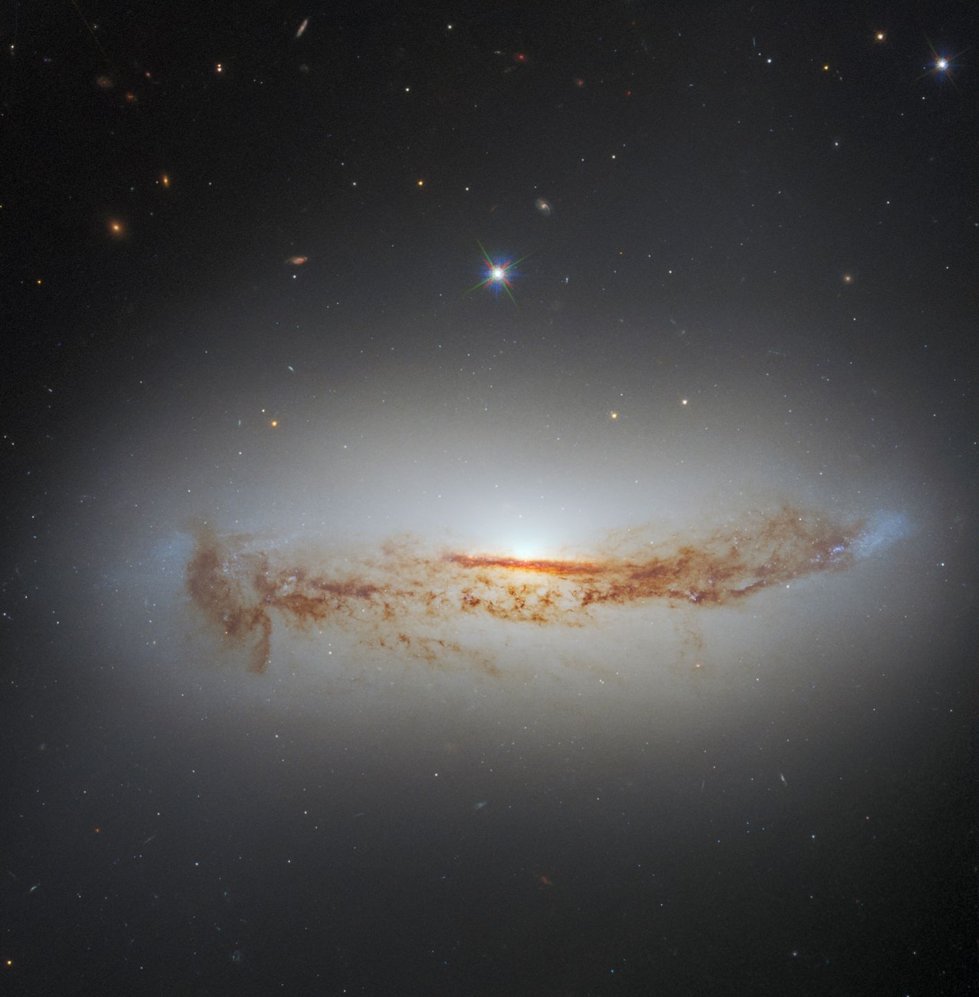 Teleskop Hubble’a zarejestrował supermasywną czarną dziurę w środku galaktyki 1