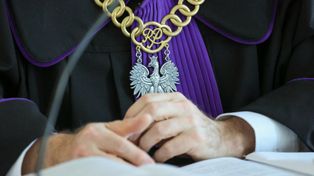 Media: sędzia wjechał autem w drzewo. Był nietrzeźwy