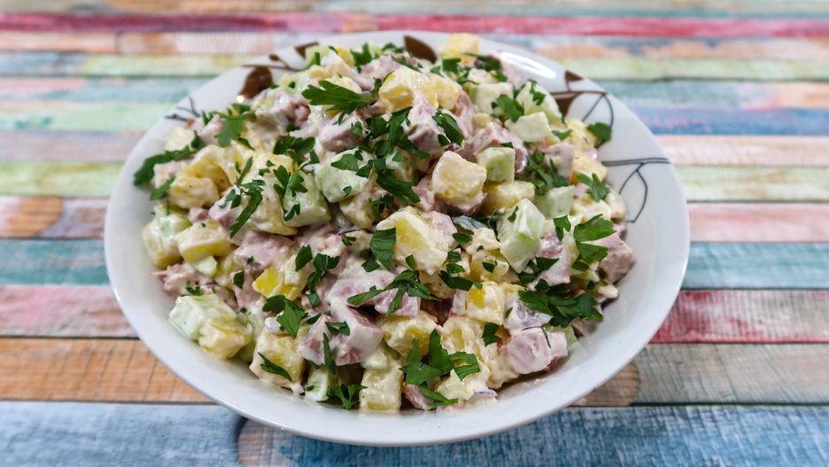Sałatka z mortadelą, ogórkami i ziemniakami. Fot.: smakowitedania.com