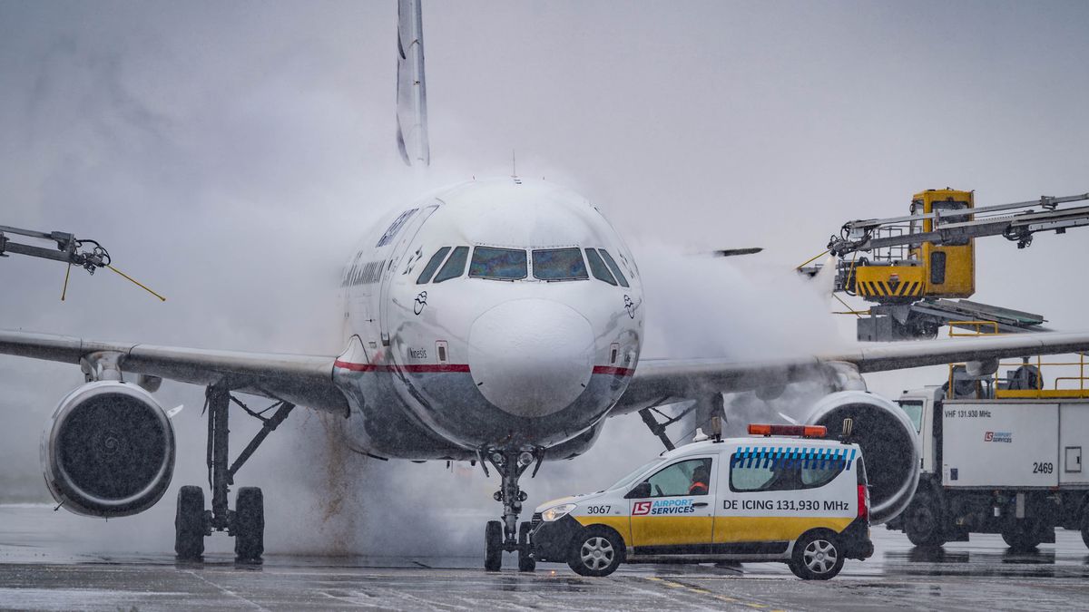 Do odladzania samolotów wykorzystuje się mieszankę wody i glikol
