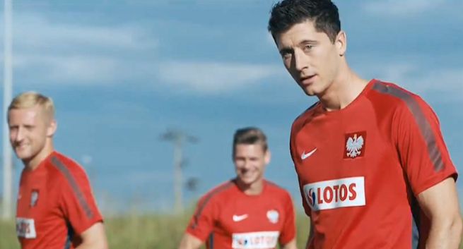 Piłkarze reprezentacji i Robert Kubica reklamowo na stacji Lotos (wideo making of)