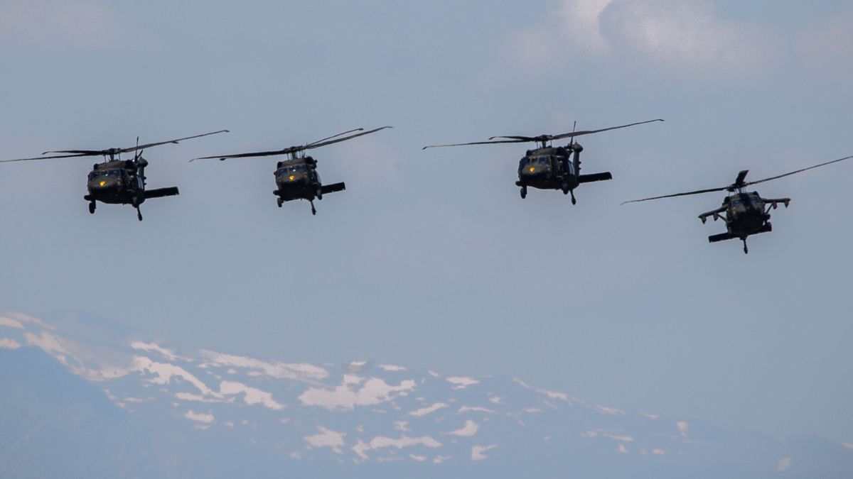 US Army helicopters UH-60 Blackhawk fly by during the NATO exercise 'Swift Respone 22' at the Krivolak Army Training Area, near Negotino, Republic of North Macedonia, 12 May 2022. NATO exercise 'Swift Respone 22' is part of the exercise 'DEFENDER EUROPE 22' at the Krivolak Army Training Area. Holder of combat power is the 16th Air Assault Brigade UK along with the US Army and members of Italian army. EPA/GEORGI LICOVSKI Dostawca: PAP/EPA.