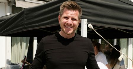 Filip Chajzer pozuje z synem. Prezenter pokazuje swoje wdzięki