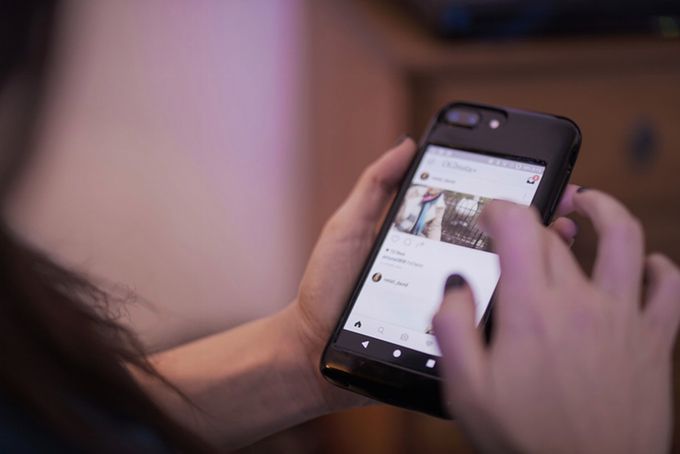 Eye - etui ostateczne. Dodaje do iPhone'a system Android, bezprzewodowe ładowanie i dodatkowe sloty na karty SIM 2