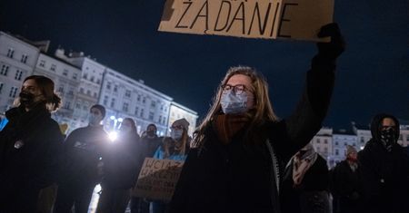 "Protest" to coś więcej niż powieść psychologiczna. Przeczytaj fragment