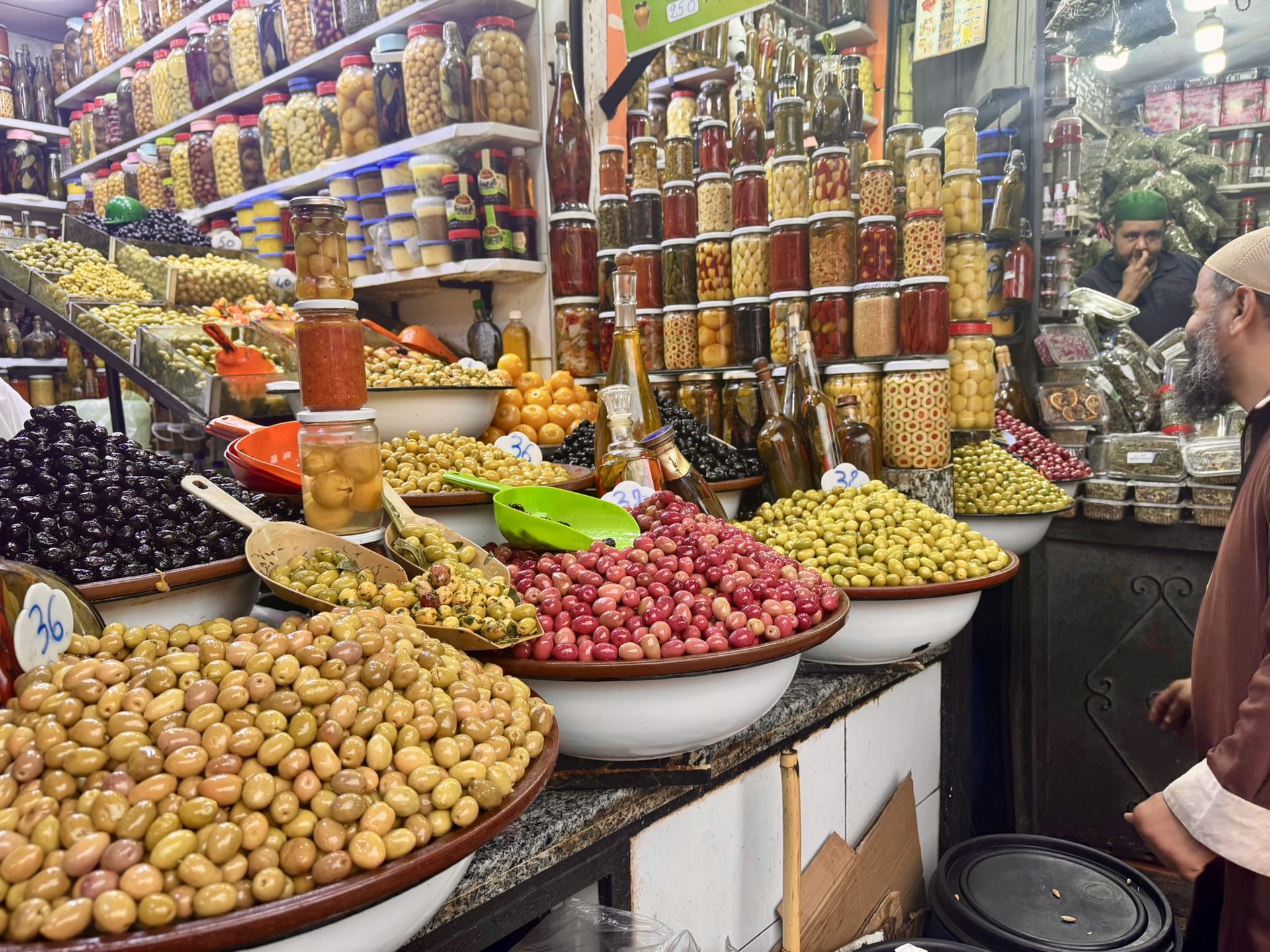 Słynny targ Jemaa el-Fnaa w Marrakeszu 