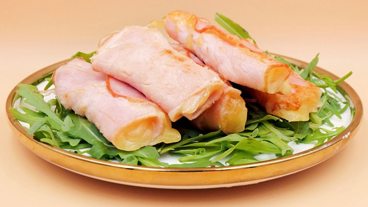 Gotowe roladki przełóż na talerz