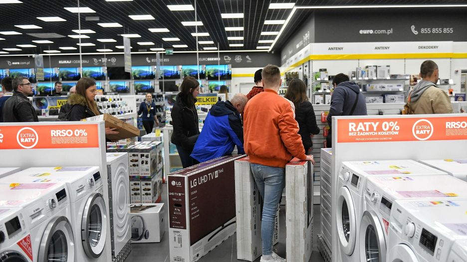 Według dziennika, w maju Polacy zaciągnęli zobowiązania średnio na 2,6 tys. zł.