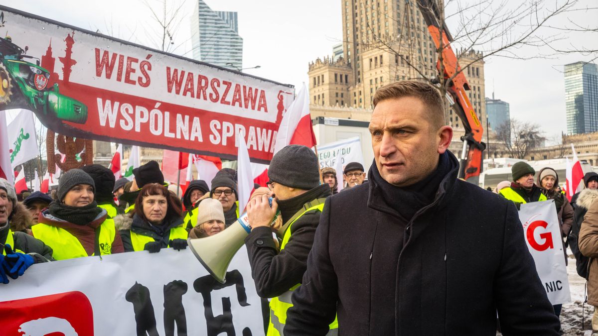 WARSAW, MAZOVIA, POLAND - 2026/01/09: Far-right politician Robert Bakiewicz is seen at the head of the protest before the march sets off. Farmers gather in Warsaw to protest the signing of the agreement between the European Union and the Mercosur countries. Protesters carry placards, flags, and banners, and lit flares and bangers along the route. Though representatives from France, Hungary, Ireland, Austria, and Poland voted against the measure, the member states of the EU voted for the agreement during the time the protest moved through the streets. (Photo by Neil Milton/SOPA Images/LightRocket via Getty Images)