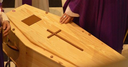 "Działają jak mafia". Odsłania szokujące kulisy branży funeralnej
