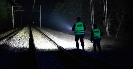 Pobita kobieta leżała przy torach. O krok od tragedii