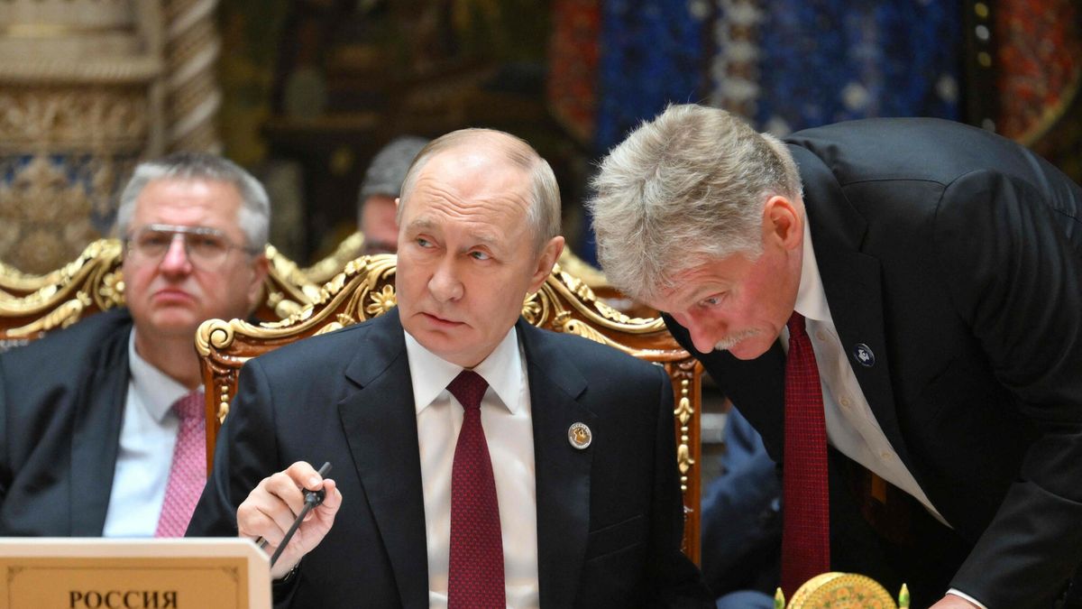 Archiwum zagraniczne East News 2025-10
In this pool photograph distributed by the Russian state agency Sputnik, Russia's President Vladimir Putin talks to Kremlin spokesman Dmitry Peskov during an expanded meeting of the Commonwealth of Independent States (CIS) Heads of State Council at the Palace of Nation in Dushanbe on October 10, 2025. (Photo by Grigory SYSOYEV / POOL / AFP)
GRIGORY SYSOYEV