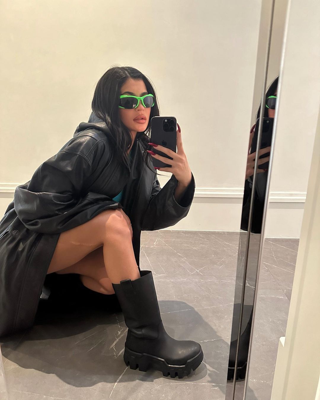 Kylie Jenner nosiła długie, czerwone paznokcie 