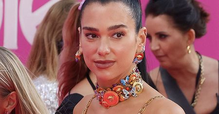 Dua Lipa promuje film "Barbie" w Londynie. Znów zaszalała z dekoltem