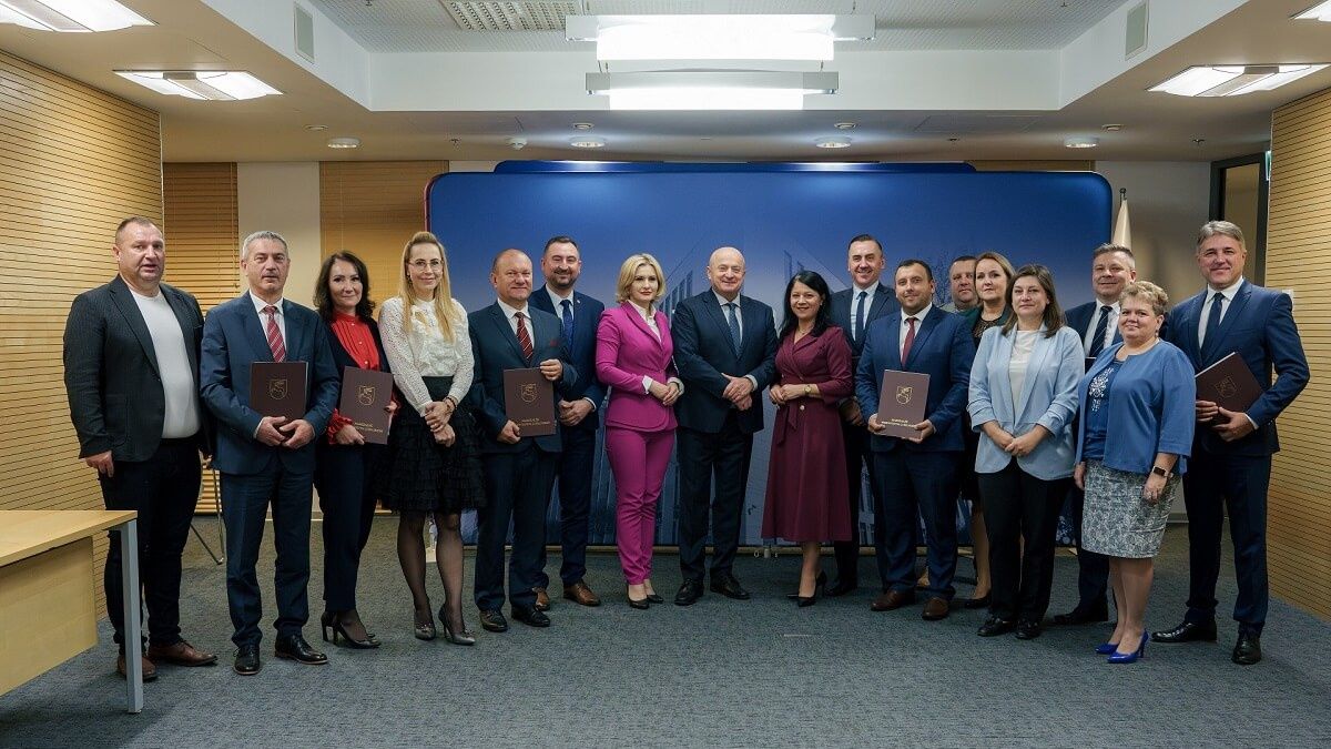 marszałek Jarosław Stawiarski, wicemarszałek Marek Wojciechowski, przedstawiciele gmin