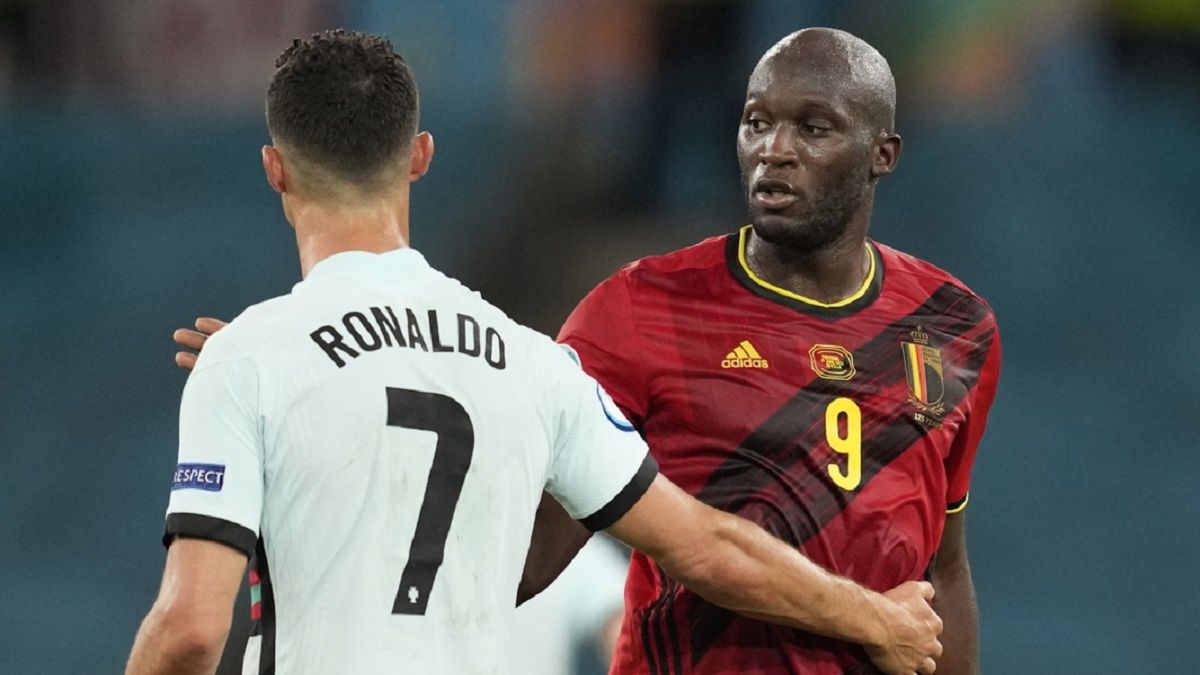 Romelu Lukaku pociesza Cristiano Ronaldo