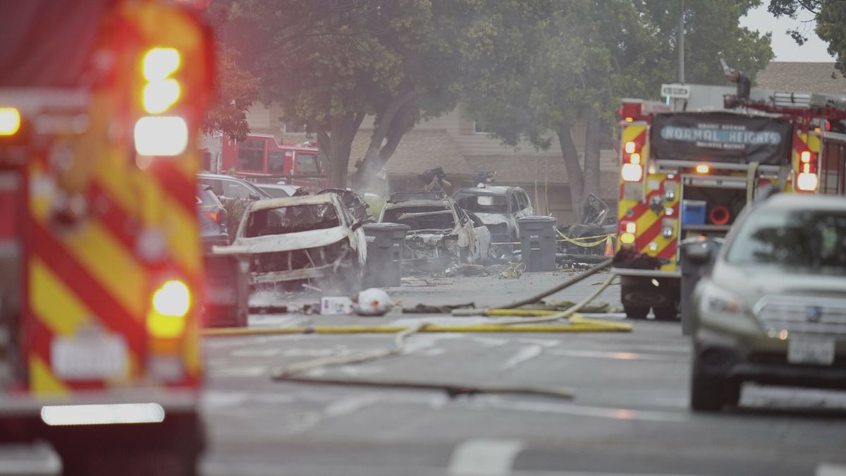 Ma?y samolot rozbi? si? w San Diego
Authorities work the scene where a small plane crashed into a San Diego neighborhood, setting several homes on fire and forcing evacuations along several blocks early Thursday, May 22, 2025. (AP Photo/Gregory Bull)
Gregory Bull