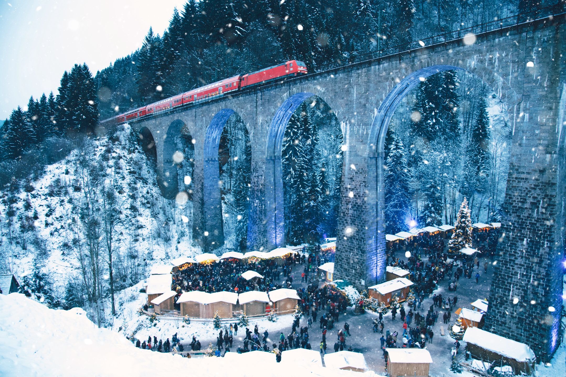 To nie AI, to niezwykły jarmark w wąwozie rzeki Rawenny