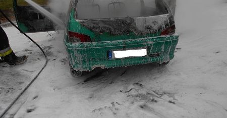 Pożar samochodu osobowego w pobliżu stacji paliw