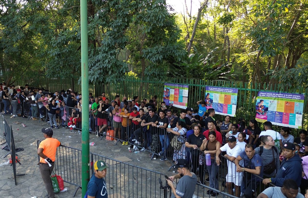 US halts immigration programs for refugees from crisis regions