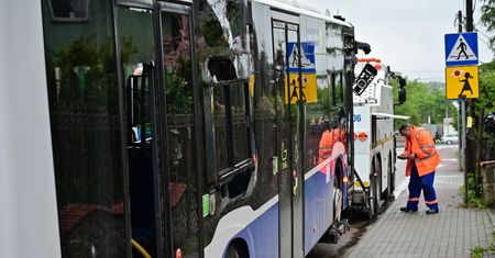 17-latek za kierownicą miejskiego autobusu. Doszło do kolizji