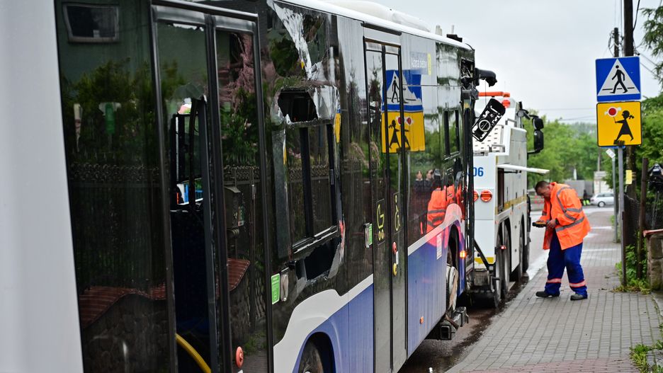 miejsce zdarzenia drogowego
Wola Zachariaszowska, 24.05.2023. Miejsce zdarzenia drogowego z udzia�em autobusu krakowskiego MPK w Woli Zachariaszowskiej k. Krakowa, 24 bm. Kierowca wioz�cego pasa�er�w autobusu linii 227 straci� panowanie nad pojazdem, zjecha� z drogi i taranuj�c ogrodzenie zatrzyma� si� w ogr�dku jednego z dom�w. W zdarzeniu jedna osoba zosta�a lekko poszkodowana, a pi�cioro dzieci skierowano na badania kontrolne w pobliskiej szkole. (jm) PAP/Art Service
Art Service
autobus, kolizja, miejski, ogr�dek, p�ot, MPK