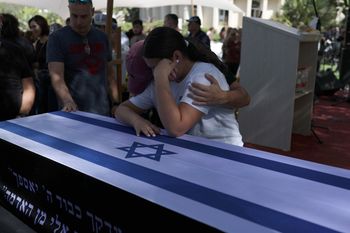 Hamas przekazał Izraelowi dwie trumny. Napięcia wokół zwrotu ciał