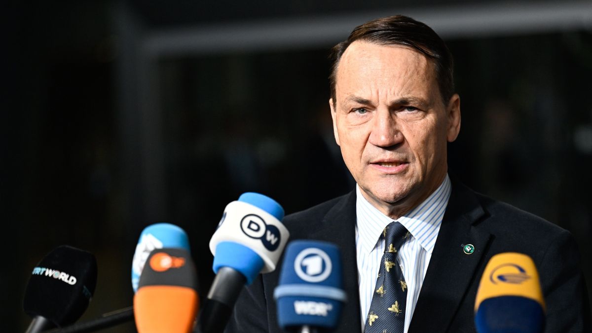 Trwa spór o ambasadorów. Sikorski podał liczbę