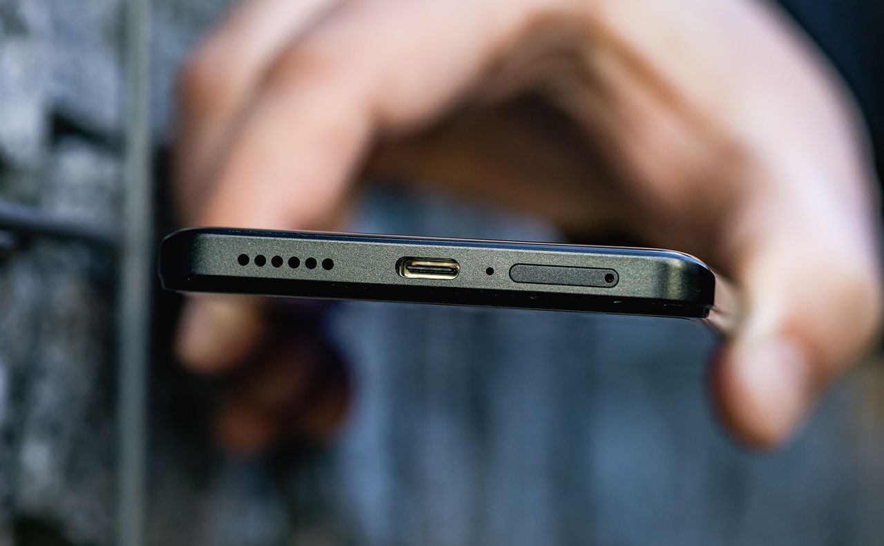 Na dolnej krawędzi głośnik, port USB 2.0 (tylko) typu C, mikrofon i slot na dwa nanoSIMy (karty microSD tu nie włożymy). Na górze mamy minijack, drugi głośnik, mikrofon i port IR.