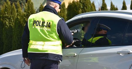 Kierowca spał w aucie. Popełnił dwa przestępstwa
