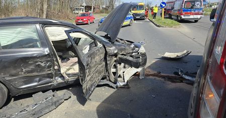 Groźny wypadek na skrzyżowaniu w Mysłowicach. Kierująca skodą w szpitalu