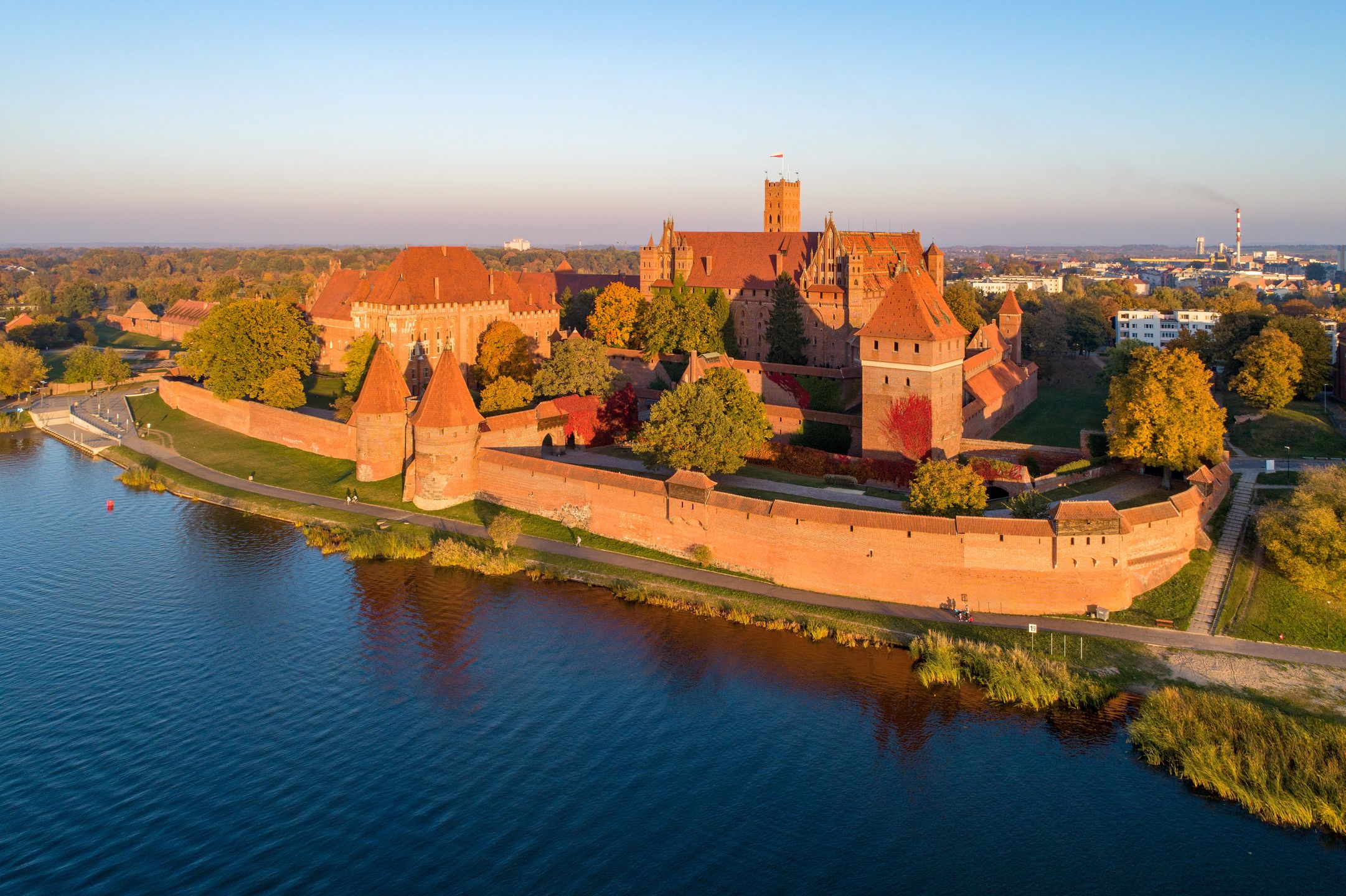 Malbork koniecznie trzeba zobaczyć z drugiego brzegu rzeki Nogat